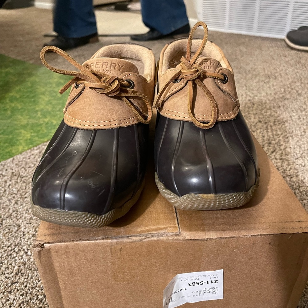 Woman’s sperry shoes